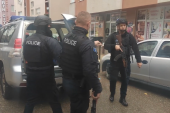 Kurti ponovo zastrašuje Srbe na severu KiM: Policija u Severnu Mitrovicu došla sa deset vozila pod rotacijom