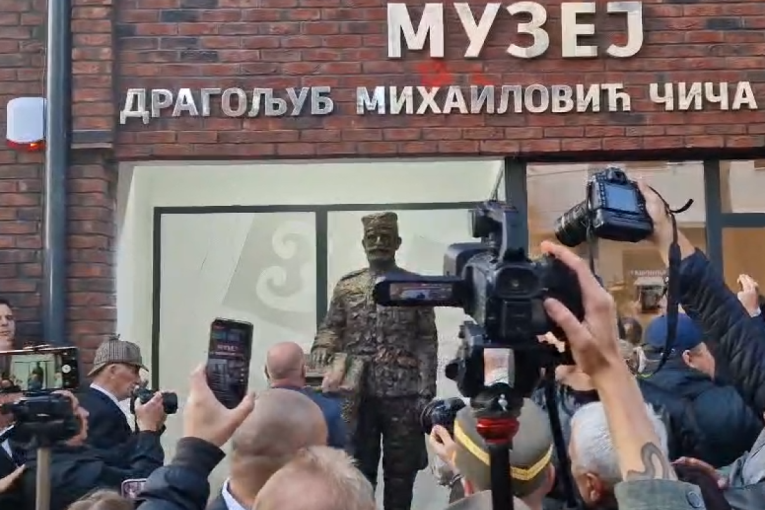 Otkriven spomenik generalu Draži Mihailoviću na mestu njegove nekadašnje kuće u Beogradu (FOTO/VIDEO)