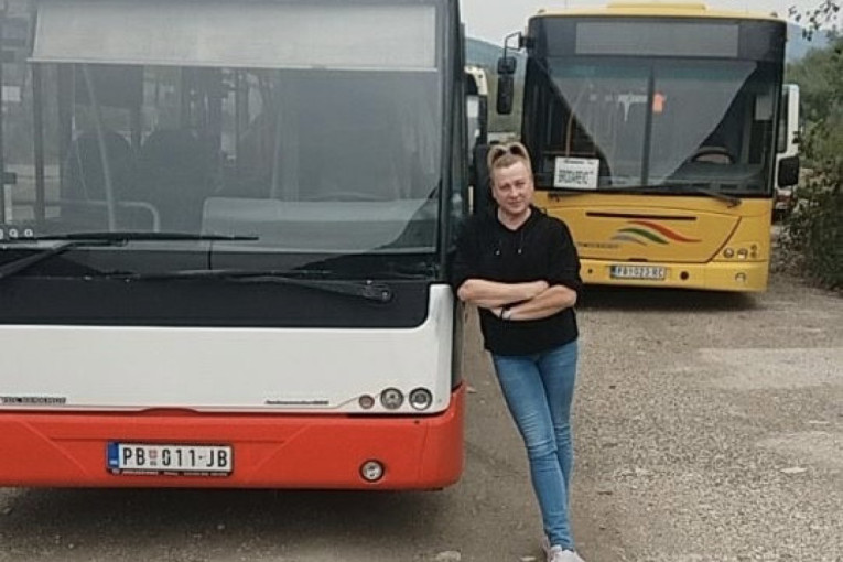 Svi su bili iznenađeni kad su za volanom ugledali nju: Gorica jedina žena koja vozi gradski autobus u Prijepolju (FOTO)