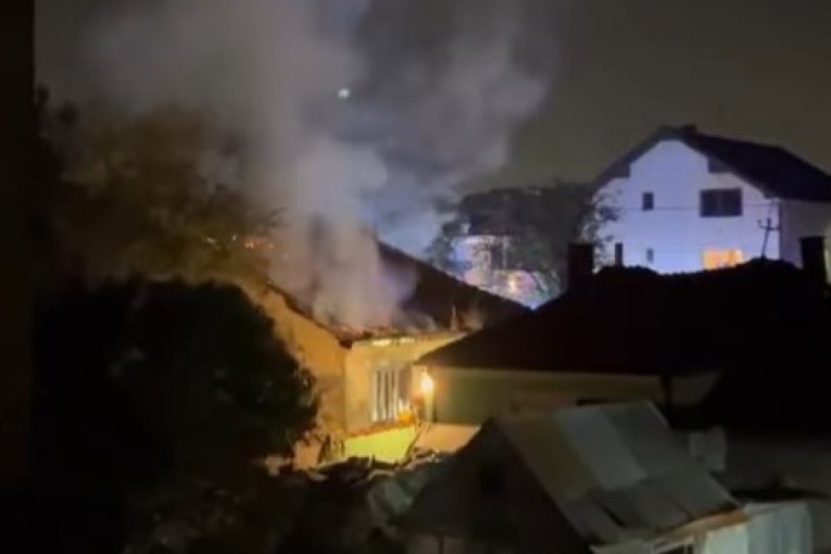 Veliki požar u Leskovcu, gori kuća: Žena povređena, transportovana u UKC Niš! (VIDEO)