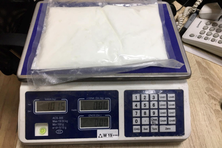 Hapšenje u Staroj Pazovi: Policija u ručnom frižideru našla 5 kilograma amfetamina! (FOTO)