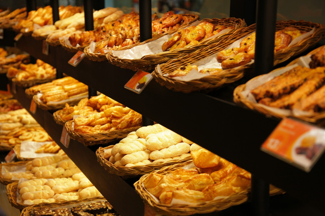 Uz pecivo i gratis buba: U beogradskoj pekari snimljen insekt kako puzi pored hrane! (FOTO)