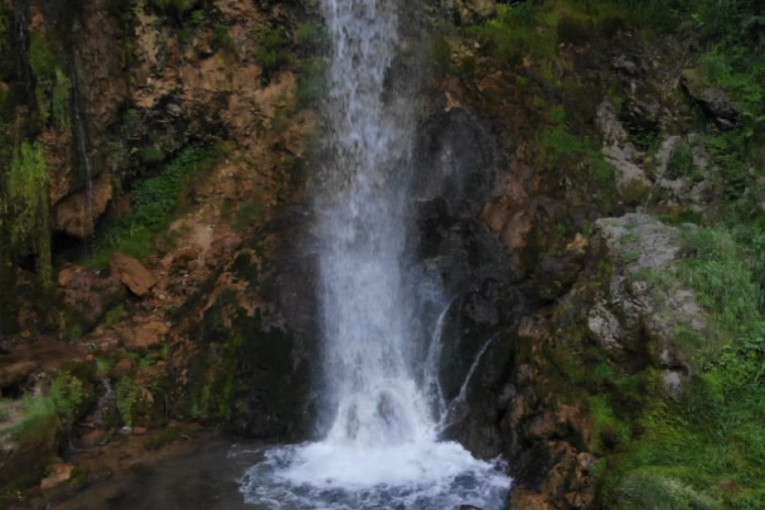 Vodopad visok 20 metara u zlatiborskom selu Gostilje svojom lepotom oduzima dah (FOTO)