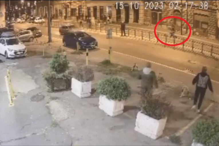 Tuča u centru Beograda: Grupa momaka brutalno tuče mladića u Karađorđevoj ulici (VIDEO)
