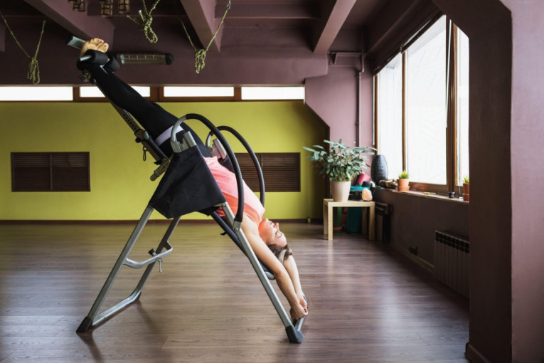 Terapija inverzijom: Sve više ljudi visi naglavačke da bi rešilo probleme izazvane dugotrajnim sedenjem