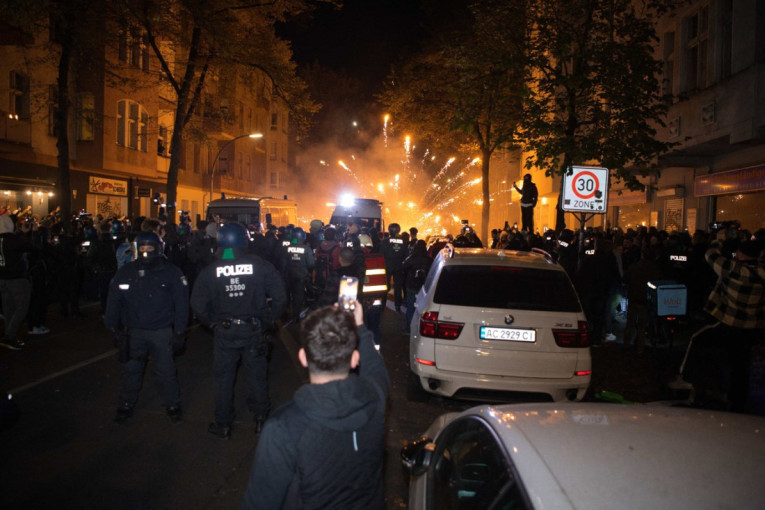 Potpuna ludnica u Berlinu! Policija se sukobila sa demonstrantima, povređeno 65 policajaca, uhapšene 174 osobe (VIDEO)