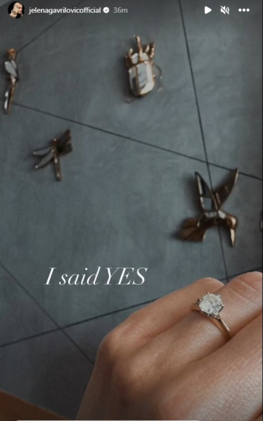 Verila se Jelena Gavrilović: Glumica pokazala veliki dijamantski prsten! (FOTO)