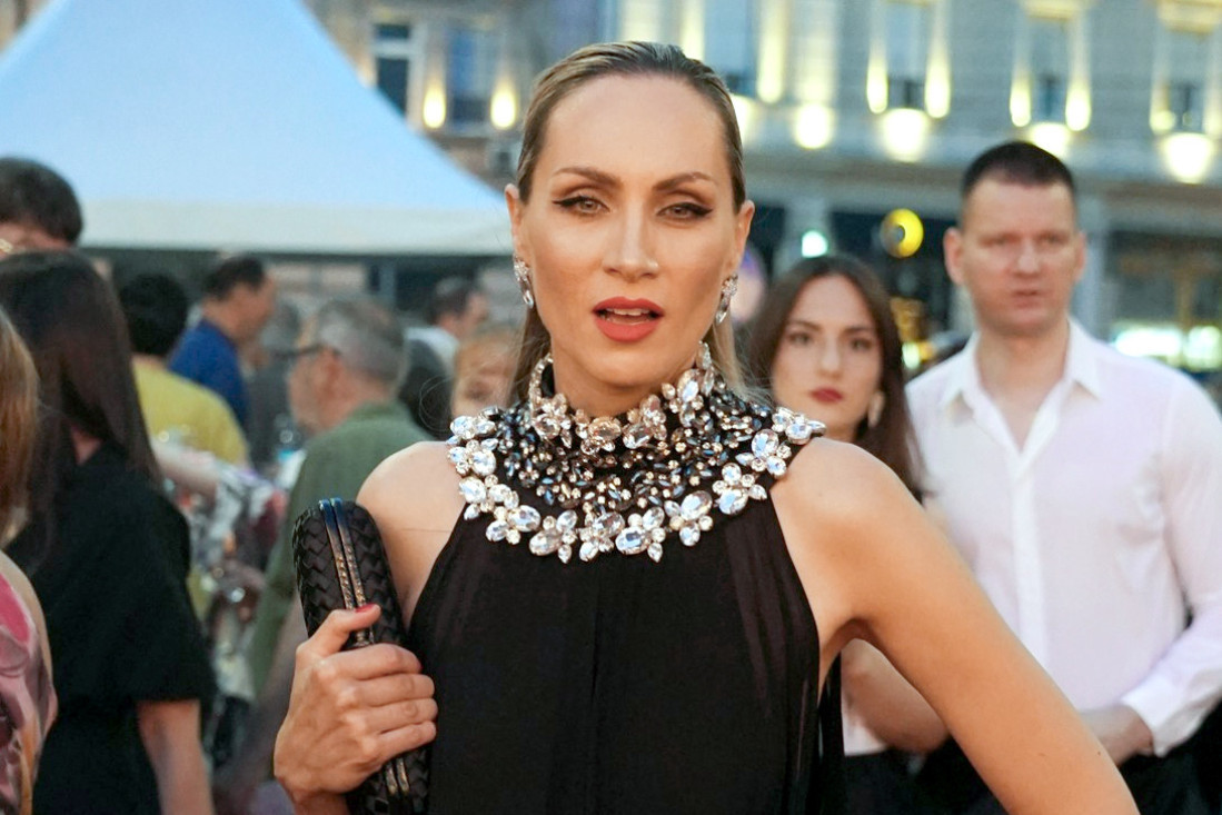 Verila se Jelena Gavrilović: Glumica pokazala veliki dijamantski prsten! (FOTO)