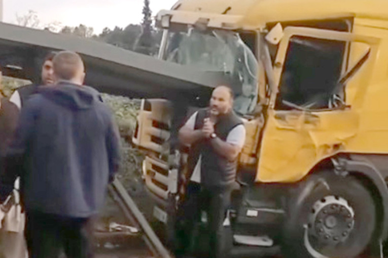 Jeziva saobraćajka u Bariču: Kamion se zakucao u autobusku stanicu, sve je snimljeno kamerom (VIDEO)