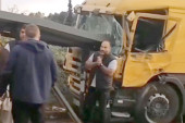 Jeziva saobraćajka u Bariču: Kamion se zakucao u autobusku stanicu, sve je snimljeno kamerom (VIDEO)
