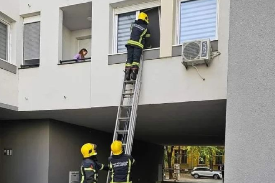 "Ko nije doživeo, taj ne zna šta je stres": Beba zaključala majku na terasi, intervenisali vatrogasci (FOTO)
