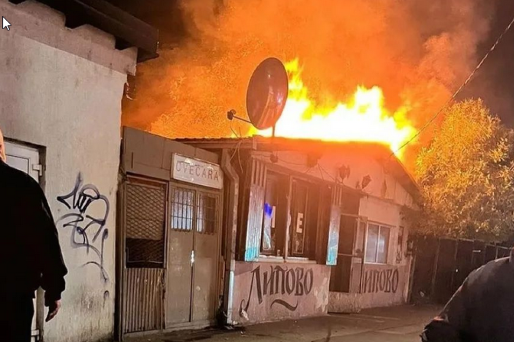 Požar na Karaburmi: Kulja dim na sve strane, vatrogasci se bore sa plamenom (VIDEO)
