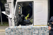 Sprečeno krijumčarenje na granici sa Rumunijom: Policija u fabričkim šupljinama kabine kamiona pronašla oko 80.000 cigareta (FOTO)