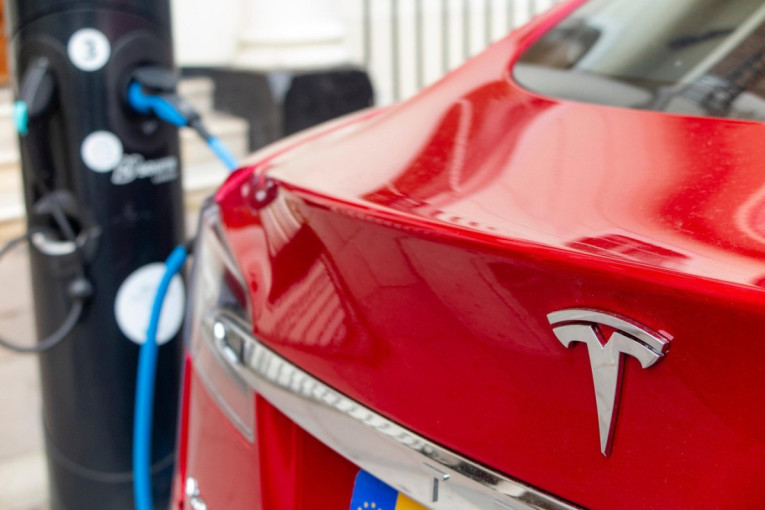 Tesla na mukama: U Kini smanjuje cenu, u Nemačkoj zaustavlja proizvodnju