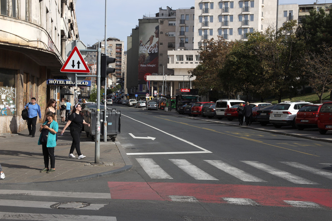 Haos u Balkanskoj, niko od vozača ne zna da je postala dvosmerna! Prelaze preko pune i ne gledaju, čitave kolone idu u kontrasmeru! (VIDEO)