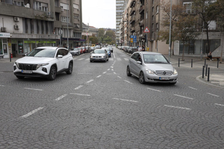 Muškarac u Beogradu udarao ženu koja je prešla na zeleno, a onda su ga drugi vozači naučili pameti!