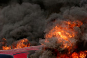 Jeziv prizor u Šapcu: Automobil se nakon sudara zapalio, tri osobe teško povređene (FOTO)