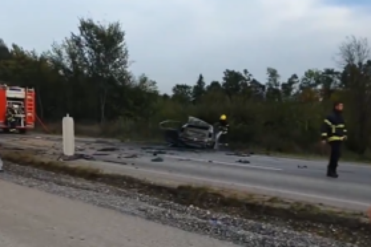 Stravičan prizor kod Požarevca: Automobil se zapalio nakon sudara sa kamionom, jedna osoba poginula! (FOTO/VIDEO)