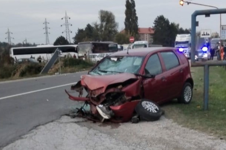 Teška saobraćajka na Ibarskoj magistrali: Dva vozila se sudarila kod skretanja za Ljig - jedna osoba povređena (FOTO)