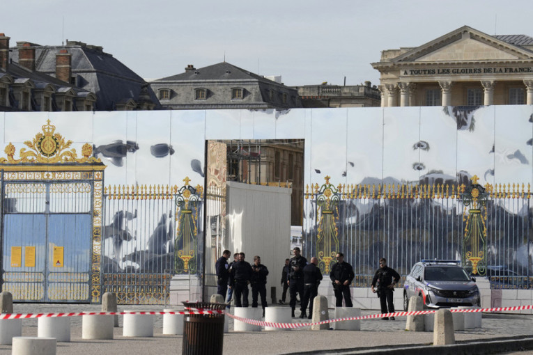 Ponovo evakuisan Versajski dvorac! Na sigurno hitno izvedeno 5.000 posetilaca