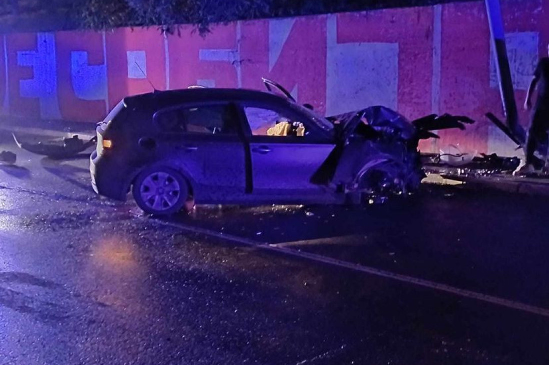 Prve fotografije sa mesta nesreće u Mirijevu! Nakon udara u potporni zid prednji deo automobila skroz uništen