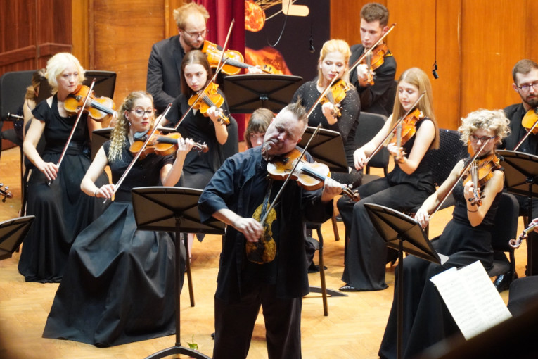 Čuveni britanski violinista Najdžel Kenedi iznenadio publiku na Kolarcu: Bis kakav niko nije očekivao (FOTO)