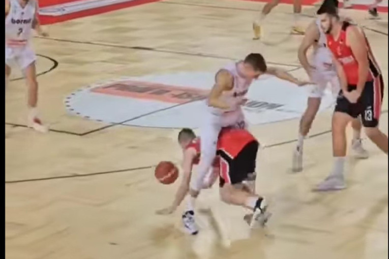 Ludilo: Ovako nešto niste videli do sada na košarkaškoj utakmici! (VIDEO)