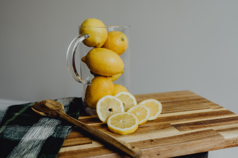 Napravite domaći ekstrakt limuna: Osvežavajući dodatak svakoj kuhinji koji se slaže uz slane, ali i slatke đakonije
