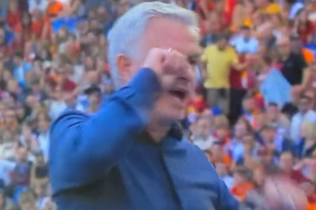 Roma slavila golom u 90. minutu, ali je šou preuzeo Murinjo! Portugalac u epizodi "kme, kme" zaradio isključenje! (VIDEO)