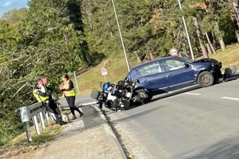 Nezgoda u Novom Sadu: Sudarili se automobil i motocikl (FOTO)