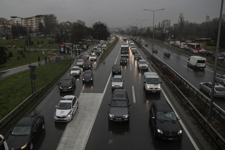 Veoma opasna pojava pogodiće ove delove Srbije: Preporučuje se poseban oprez u saobraćaju!
