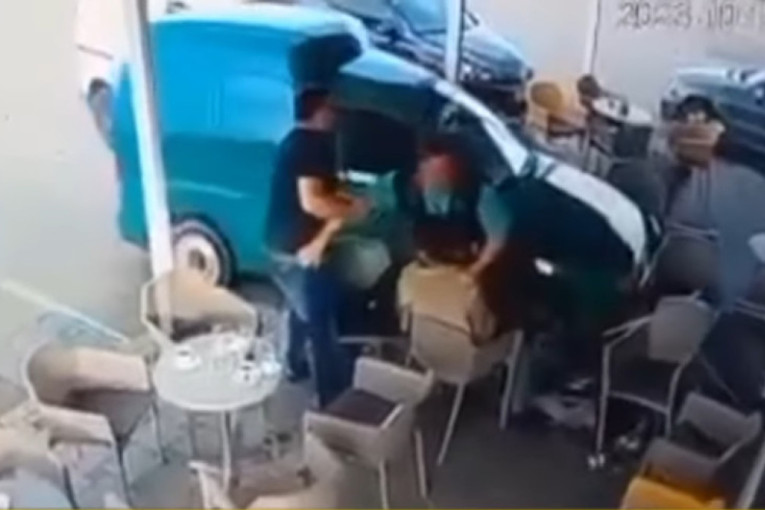 Automobil se zakucao u baštu punu ljudi: Gosti kafića ostali u šoku, jedan muškarac se nije ni pomerio (VIDEO)