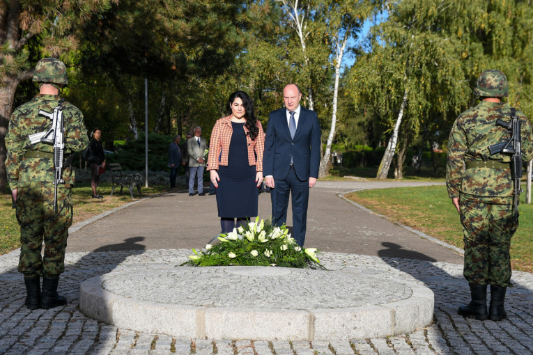 Milan Đurić položio vence na Spomen-groblju: Obeležen Dan oslobođenja Novog Sada u Drugom svetskom ratu
