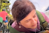 Rumunska reporterka ismejana zbog priloga o Izraelu: Leži na zemlji zbog bombi, a iza nje normalno voze bicikle (VIDEO)