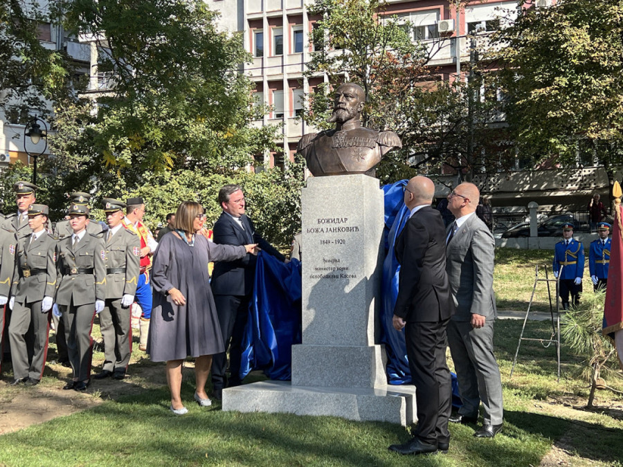 Otkriven spomenik đeneralu Božidaru Boži Jankoviću: Beograd se poklonio senima osvetnika Kosova (FOTO/VIDEO)