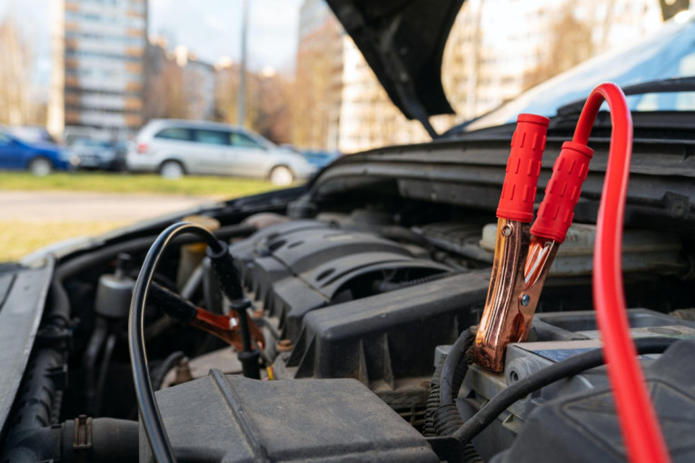 Jedna greška može skupo da vas košta: Evo šta spašava automobil kada se isprazni akumulator