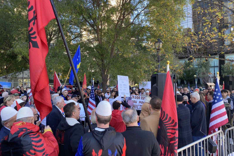 Skandal u Njujorku: Albanci iscepali srpsku zastavu (FOTO)