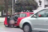Šokantan prizor u centru grada: Žena nasred ulice obavila nuždu (VIDEO)