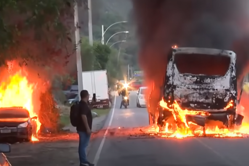 Rio de Žaneiro pod opsadom: Bande zapalile 36 autobusa, haos počeo zbog ubistva "gospodara rata" (VIDEO)