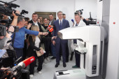 Vučić doneo mamograf u leskovačku Opštu bolnicu: Ovo je jako važno za ceo grad, uskoro stiže i magnetna rezonanca (VIDEO)
