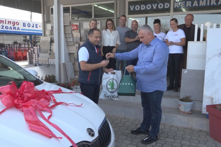 Nije verovao svojim očima: Joviša za 20 godina rada od vlasnika na poklon dobio nov automobil (FOTO)