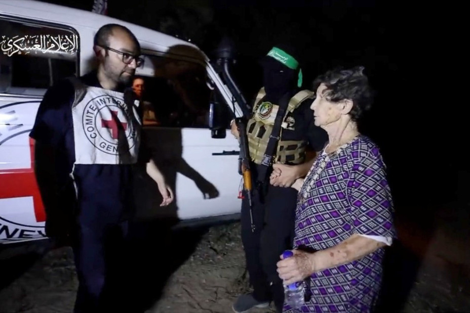 Izraelka koju je oslobodio Hamas objasnila zašto se rukovala sa militantom, javnost besna: Ovo je njihova PR pobeda! (VIDEO)