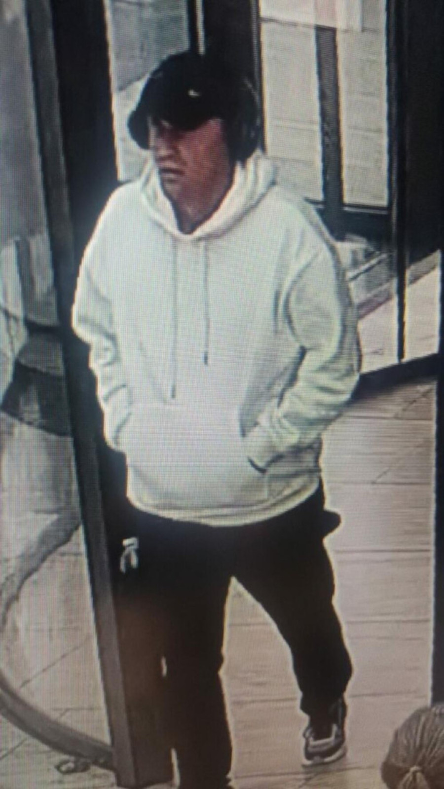 Sa rukama u džepovima odšetao iz tržnog centra: Ovo je napadač na Radeta Trajkovskog u Skoplju