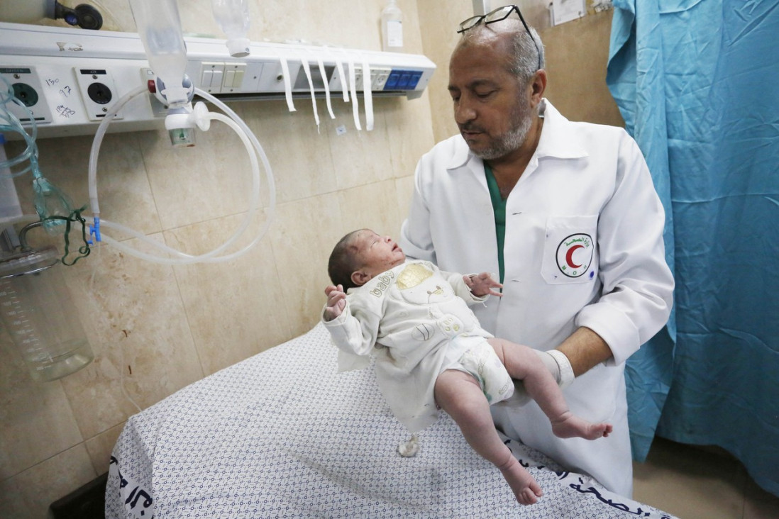 Tračak nade za očajne doktore u Gazi: Dečak kojeg su doktori izvukli iz mrtve majke još nema ime, cela porodica mu stradala u granatiranju