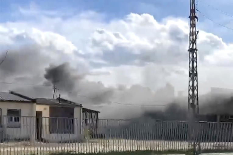 Drama u Rakovici: Goreo objekat u krugu fabrike IMR - naseljem se širio gust crni dim! (VIDEO/FOTO)