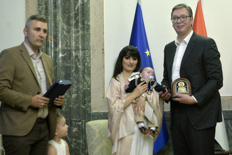 Predsednik Vučić kumuje malom Lazaru sa Kosova: Da ga krstimo uskoro, negde u blizini KiM (FOTO)