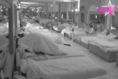 Pala vrela akcija u "Eliti"! Ovi učesnici su se potpuno opustili u krevetu - spao i pokrivač (FOTO)