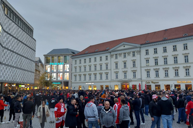 "Delije" krenule na stadion, Lajpcigom odjekuju Zvezdine pesme - pogledajte korteo u Nemačkoj (VIDEO)