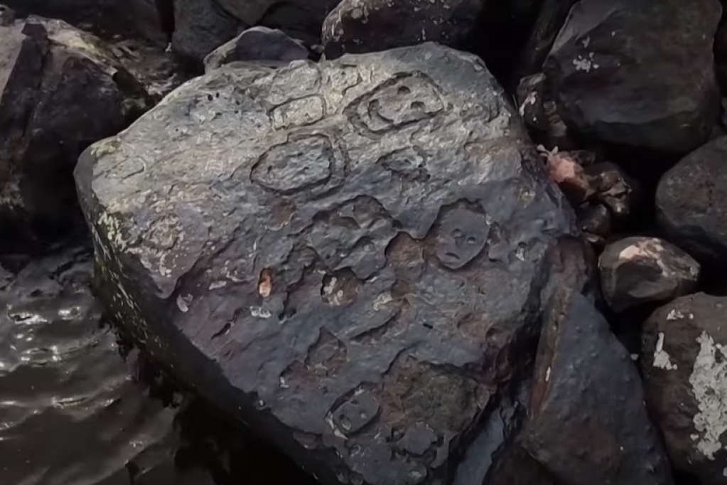 Reka toliko presušila da je otkrila drevne "crteže u kamenu": Nivo vode nije bio ovako nizak 120 godina (VIDEO)