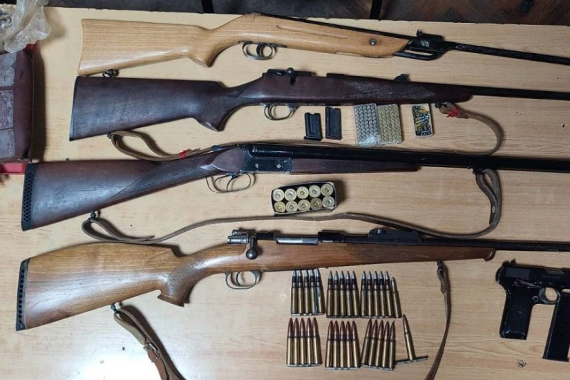 Dve automatske puške, pištolj, nastavak za tromblon i 1.153 metka: Rumljanin uhapšen zbog oružja